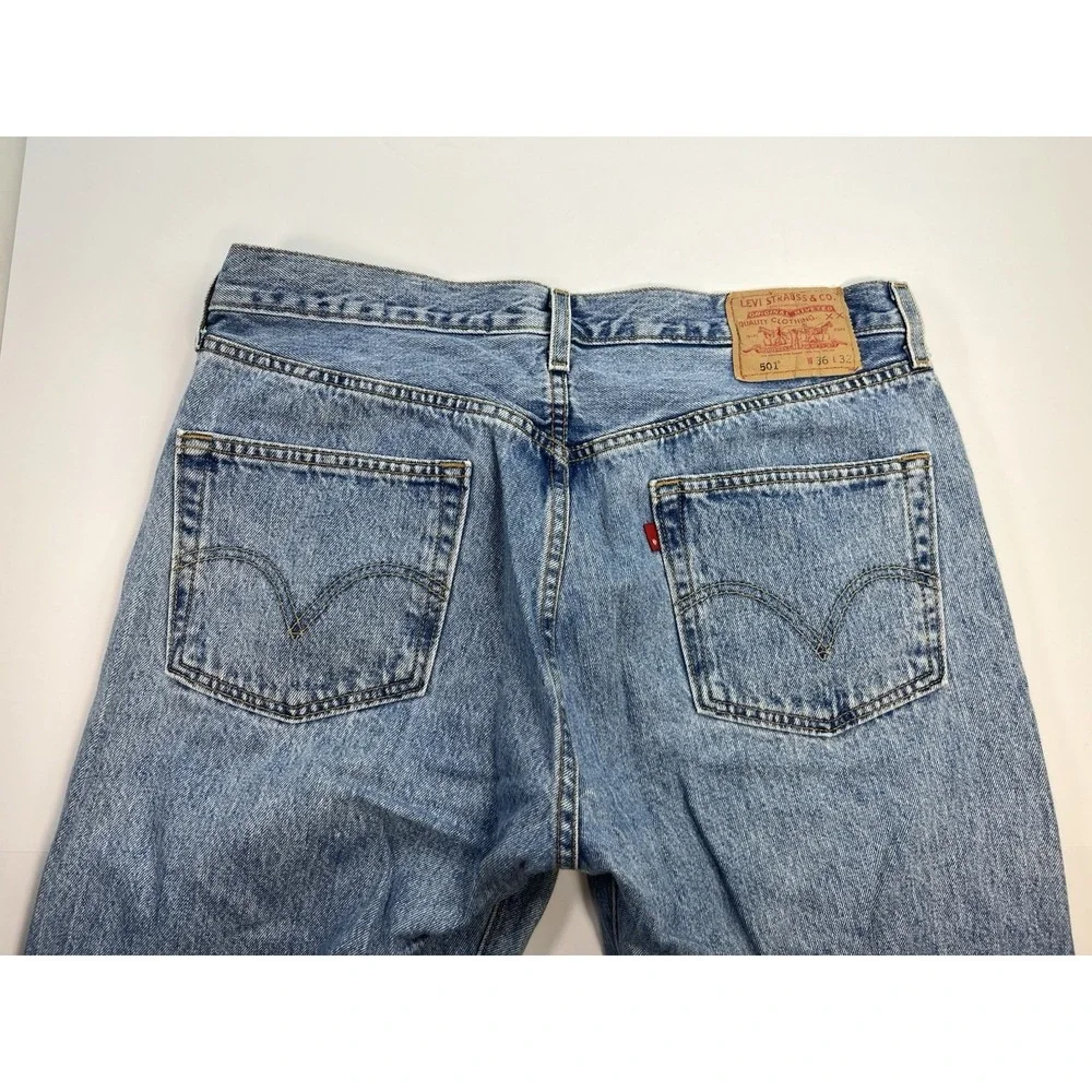 Levis 501 Jeans Mens 34x31 Blue Button Fly Medium Wash Denim Y2K Vintage